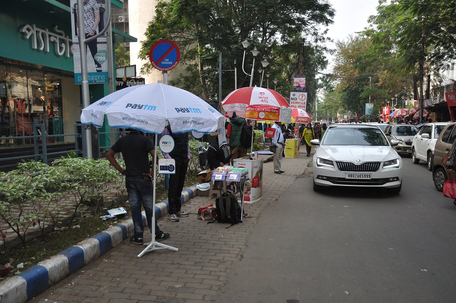 Roadside stalls advertising Paytm and Airtel in Kolkata